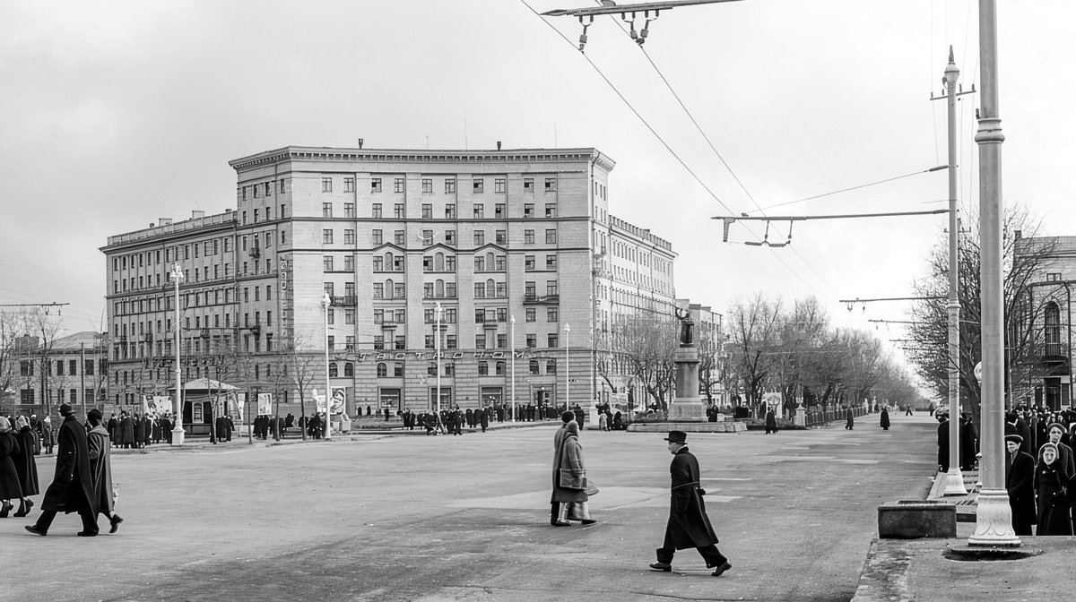 «Дом под строкой» по адресу Красный проспект, 30. Новосибирск. Историческая aотография.