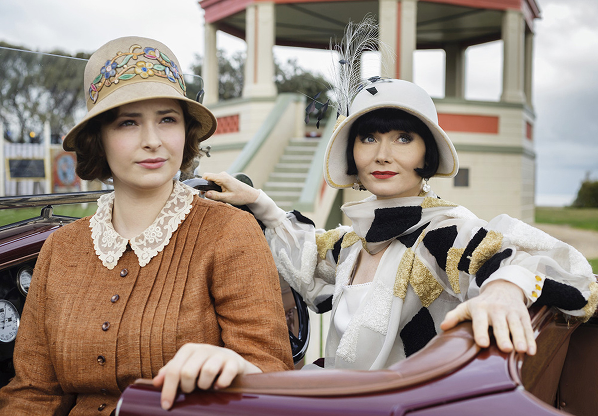 Фрайна Фишер и ее верная компаньонка Тод