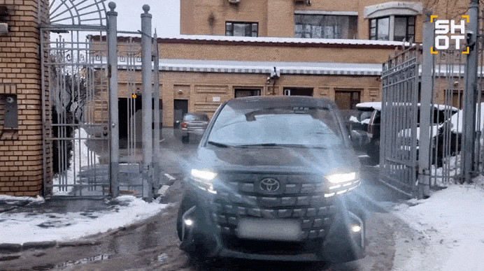    Этот минивэн Долина купила за 16 миллионов рублей ещё в апреле, певица как раз жаловалась на отсутствие денег. Видео: ТГ-канал Shot