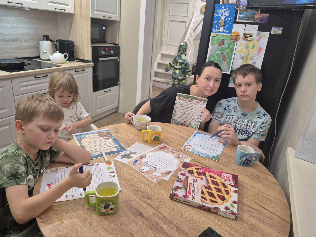 Ещё одна наша традиция, вместе, включая взрослых писать письма Дедушке Морозу