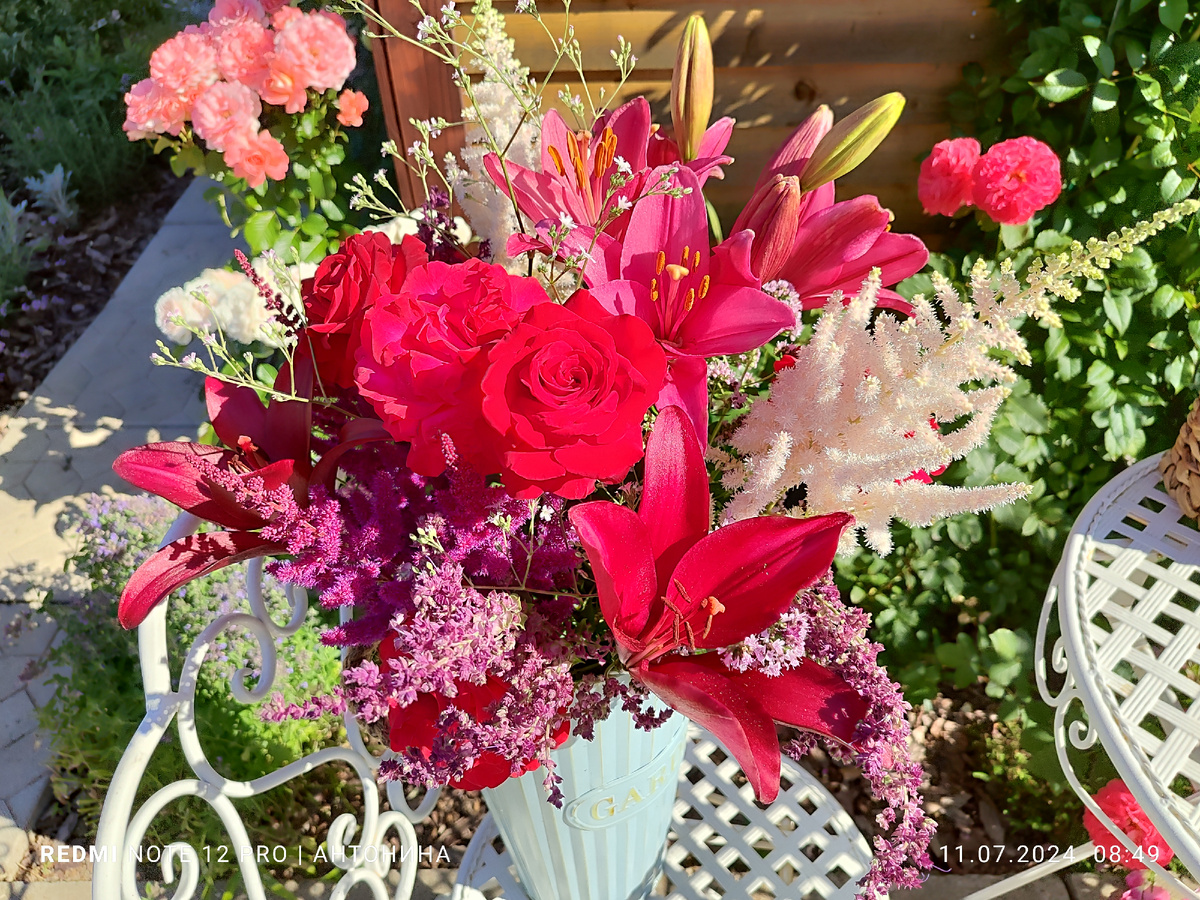 Гипсофила тихоокеанская в букете с розами и лилиями.