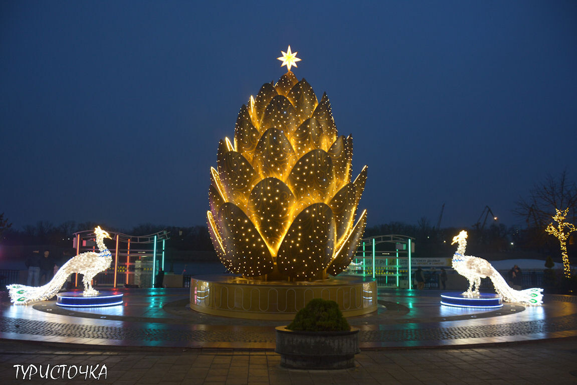 Ёлка-шишка и павлины