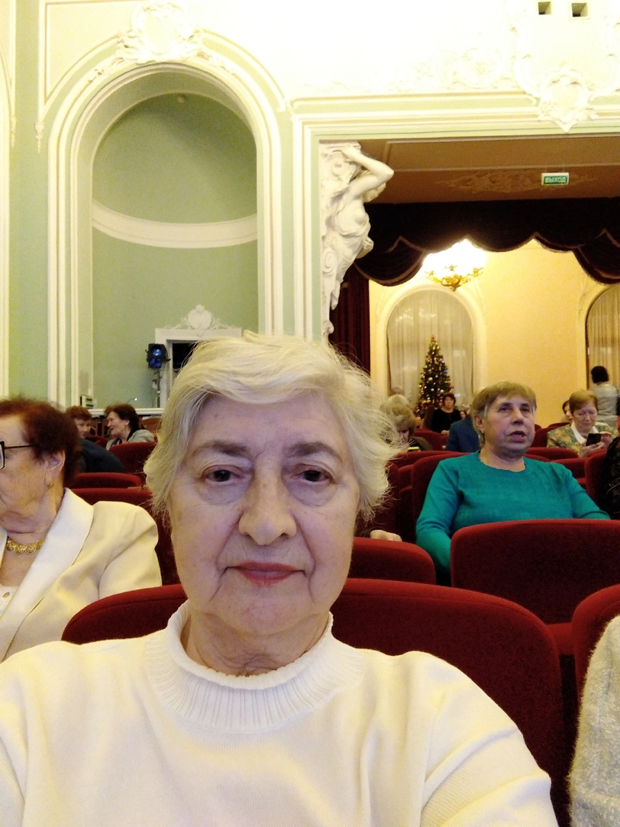 На концерте.Ждем начала.