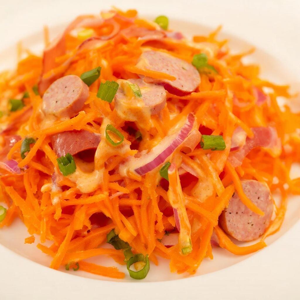 Пикантный салат из моркови с колбасой: простое блюдо с ярким вкусом 