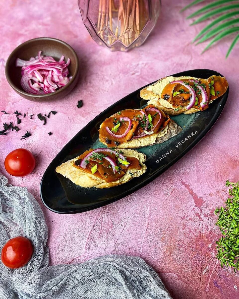 Брускетты с морковным лососем