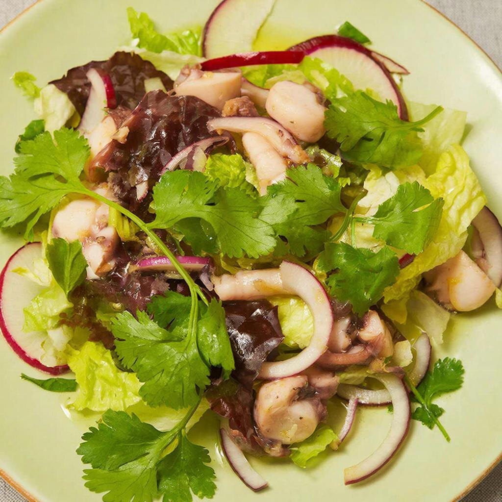 Пикантная свежесть: Салат из редьки с кальмарами – легкое и освежающее блюдо 