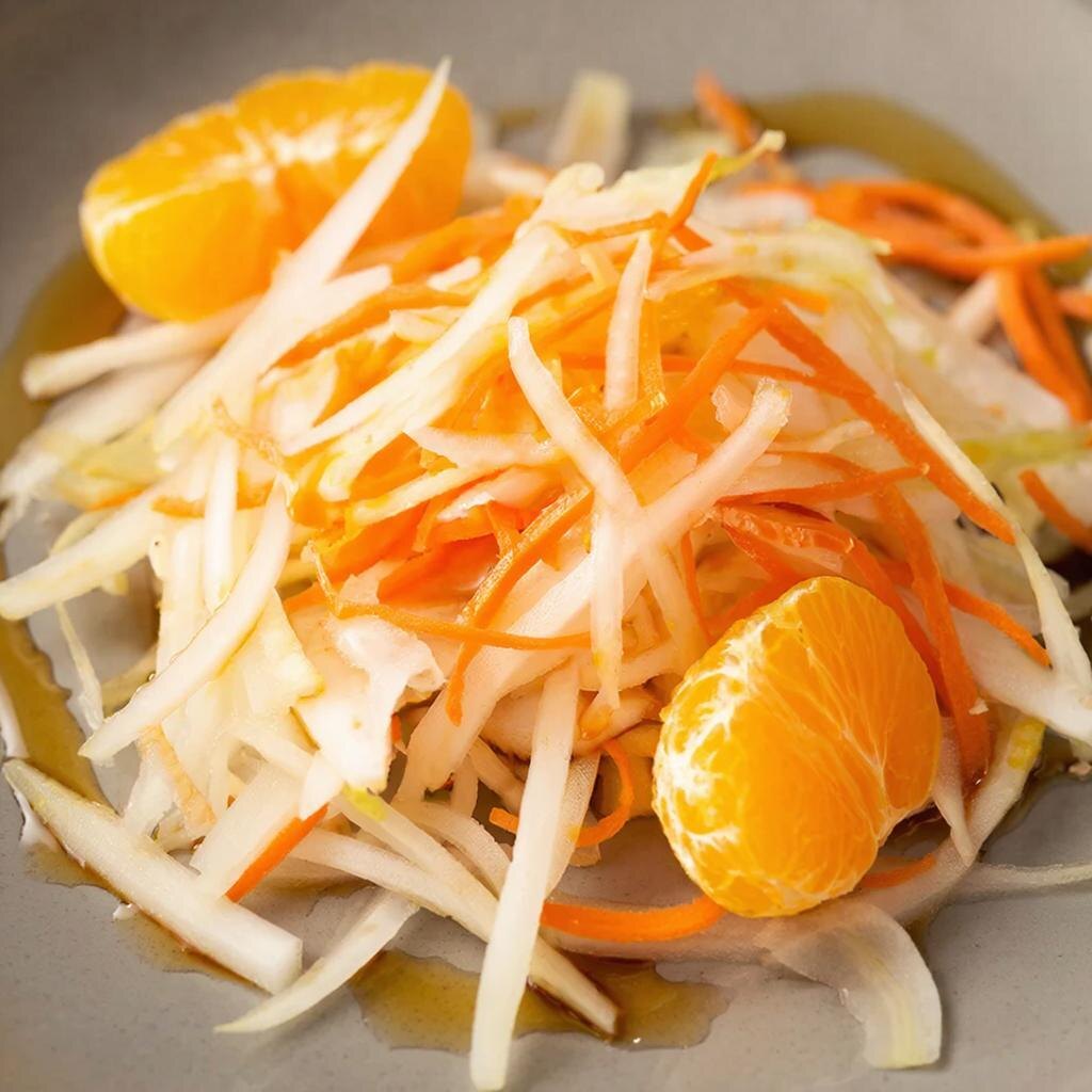 Свежесть и пикантность: Салат из редьки дайкон с корейской морковью 