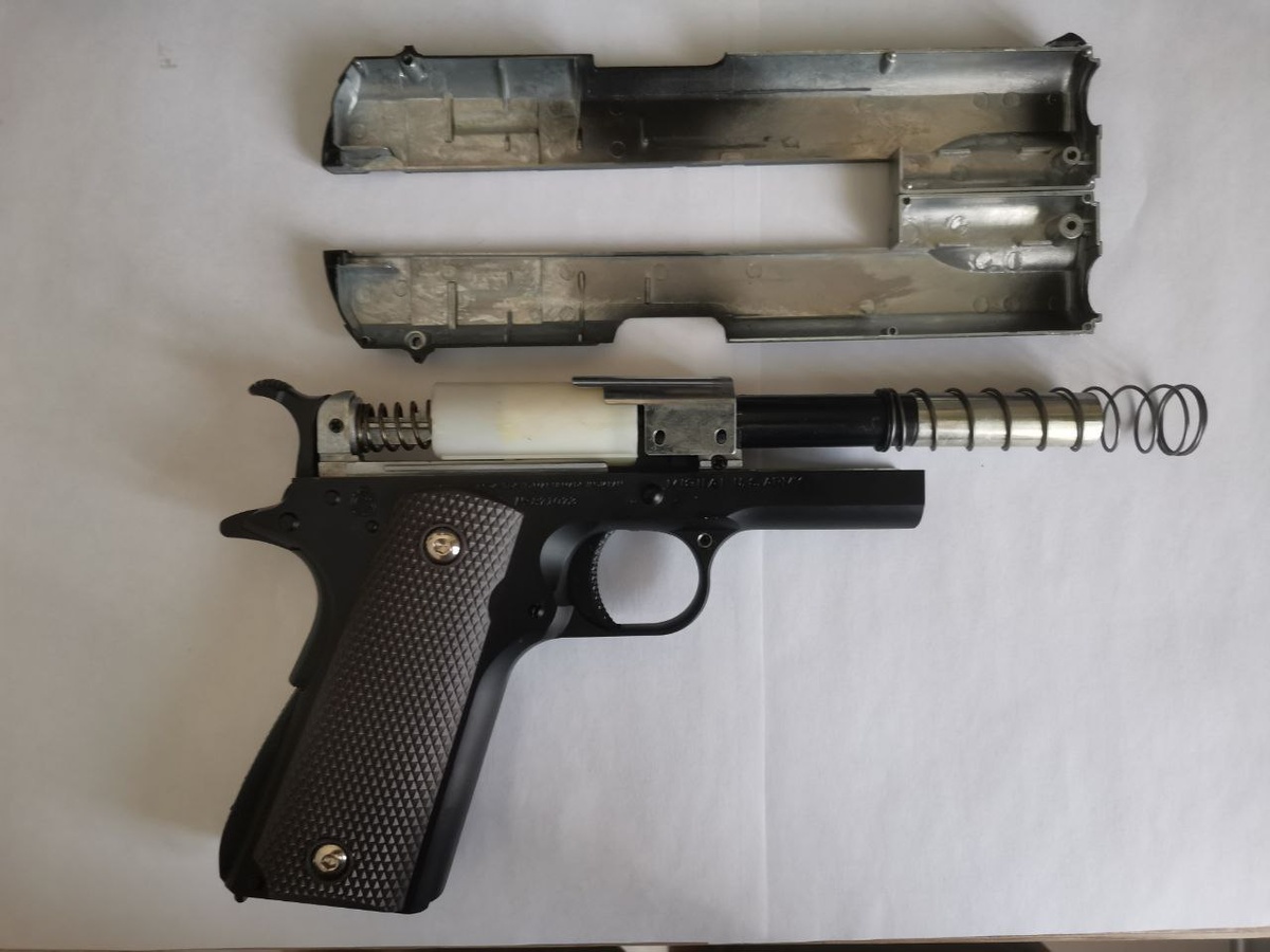 Первое, что нужно сделать для неполной разборки, это раскрутить затвор пистолета