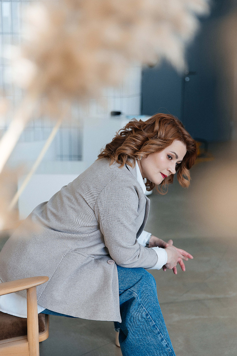 Современный детектив — это целая служба безопасности на аутсорсе: 
⦁	контроль за персоналом, 
⦁	киберрасследования,
⦁	защита репутации и финансов.

Сначала просто перечислю преимущества детектива перед СБ в штате.

Пункт 1. 
Независимость от менеджмента: частный детектив не связан корпоративной политикой и личными отношениями внутри коллектива, что позволяет ему беспристрастно оценивать риски и выявлять реальные угрозы.

Преимущество 2. 
Отсутствие конфликта интересов: безопасники компании могут быть заинтересованы в определенном результате расследования, а детектив свободен от них и выполняет контракт до результата без предвзятости.

Пункт 3. 
Детектив имеет профессиональные связи и агентуру вне компании, благодаря чему оперативно добывает объективную информацию из различных сфер.

Преимущество 4 — ключевое.
Детектив может действовать скрыто, конфиденциально и точечно, без публичности, что минимизирует риски утечек и их негативных последствий. Детектив может внедриться сам или внедрить агентов для аудита.

В случае выявления махинаций детектив соберёт доказательства, которые можно использовать суде.

Пункт 5 — экономическое преимущество частного детектива для защиты бизнеса.

Компания экономит на зарплатах, соцпакете, обучении и адаптации сотрудников безопасности, а также на оборудовании.

ВЫ ПЛАТИТЕ ЗА ОБЪЕКТИВНЫЙ РЕЗУЛЬТАТ, конкретные задачи и конфиденциальность, а не за содержание штата охраны.

+++ 

Вознаграждение детектива в Екатеринбурге составляет от 50 000 рублей.
 
Сохраняет миллионы, защищает репутацию бренда и доброе имя собственника.

Самые популярные корпоративные услуги частного детектива в уральских компаниях:

1. Комплексное независимое расследование с изучением документации, отчетности, переписок, поведения персонала и т.п.

2. Анализ финансовых потоков, выявление откатов, обналичивания, краж.

3. Проверка цепочек поставок, обнаружение серых схем, недобросовестных контрагентов.

4. Мониторинг персонала, в том числе с применением полиграфа. 

