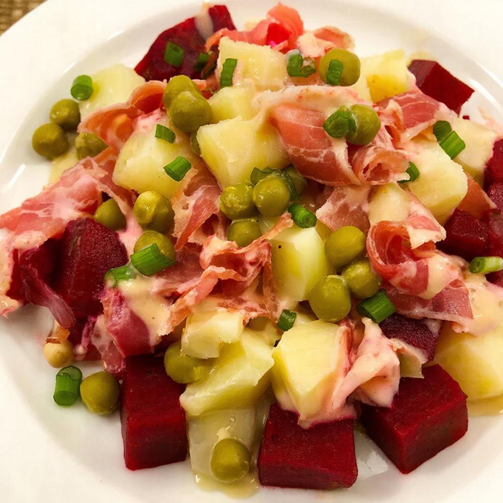 Яркий и сытный: Салат из свеклы с зеленым горошком и ветчиной 