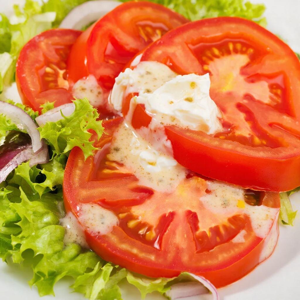 Ароматное наслаждение: Салат из помидоров с чесночной заправкой 