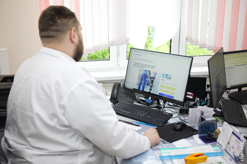    В Алчевске медики принимают пациентов, помогают коллегам на операциях, а еще проводят дистанционные консультации