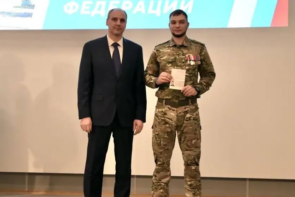    Нормундс Потаповс получил российский паспорт из рук губернатора Свердловской области Дениса Паслера. / Официальный сайт правительства Свердловской области