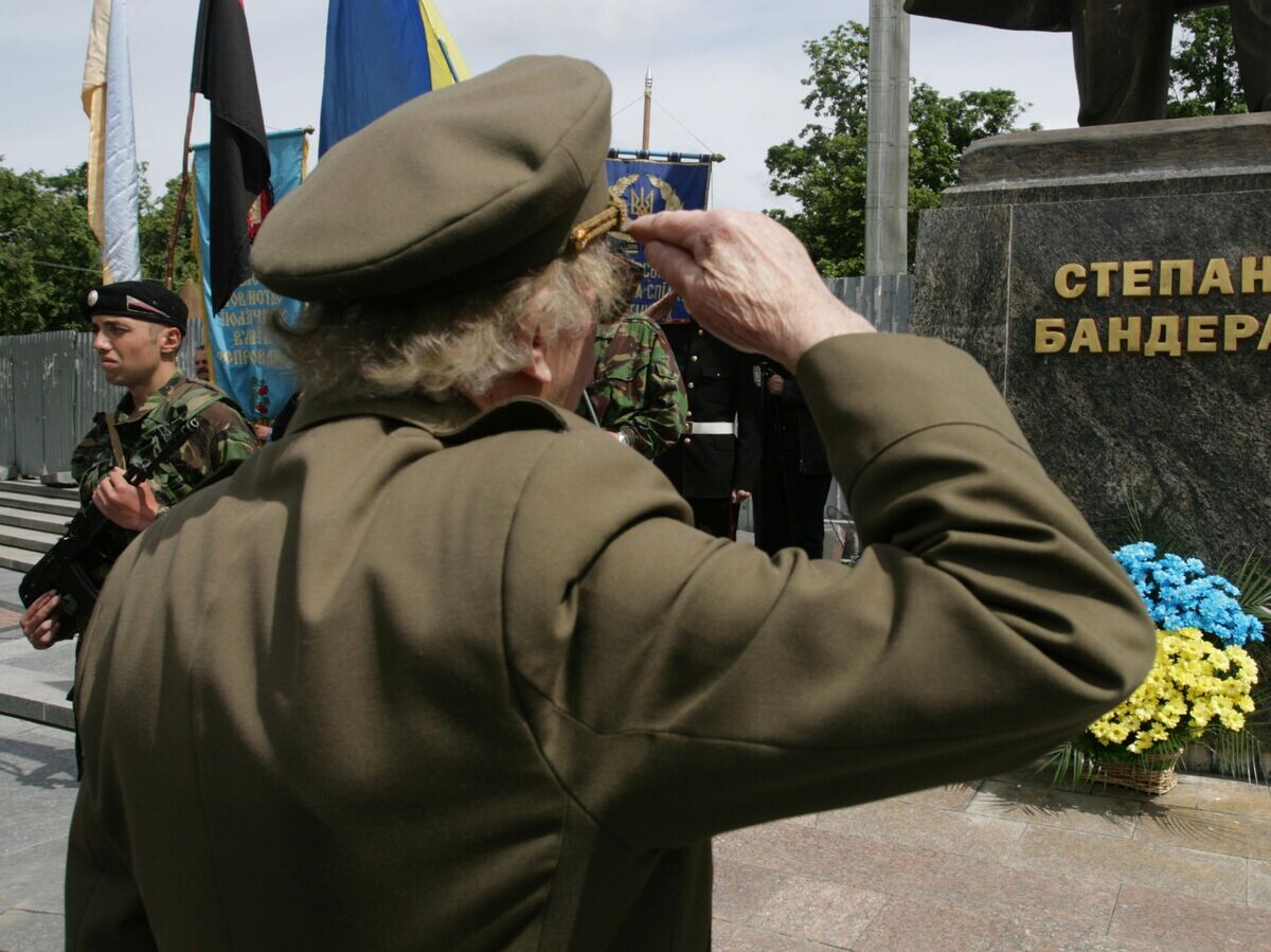    Ветераны УПА у памятника Степану Бандере в центре Львова | © РИА Новости / Александр Мазуркевич