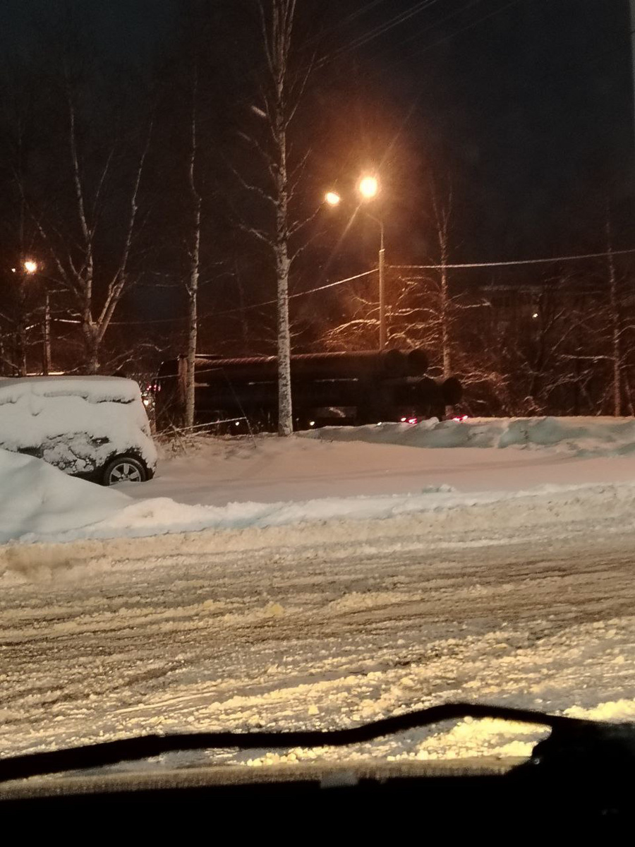 Стоял в ожидании сопровождающего)