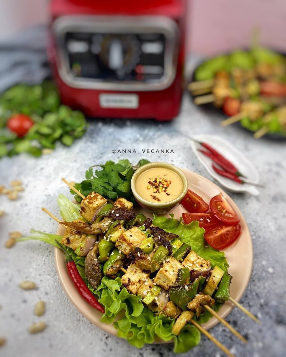 Тофу-шашлычки с овощами и грибами в арахисовом соусе