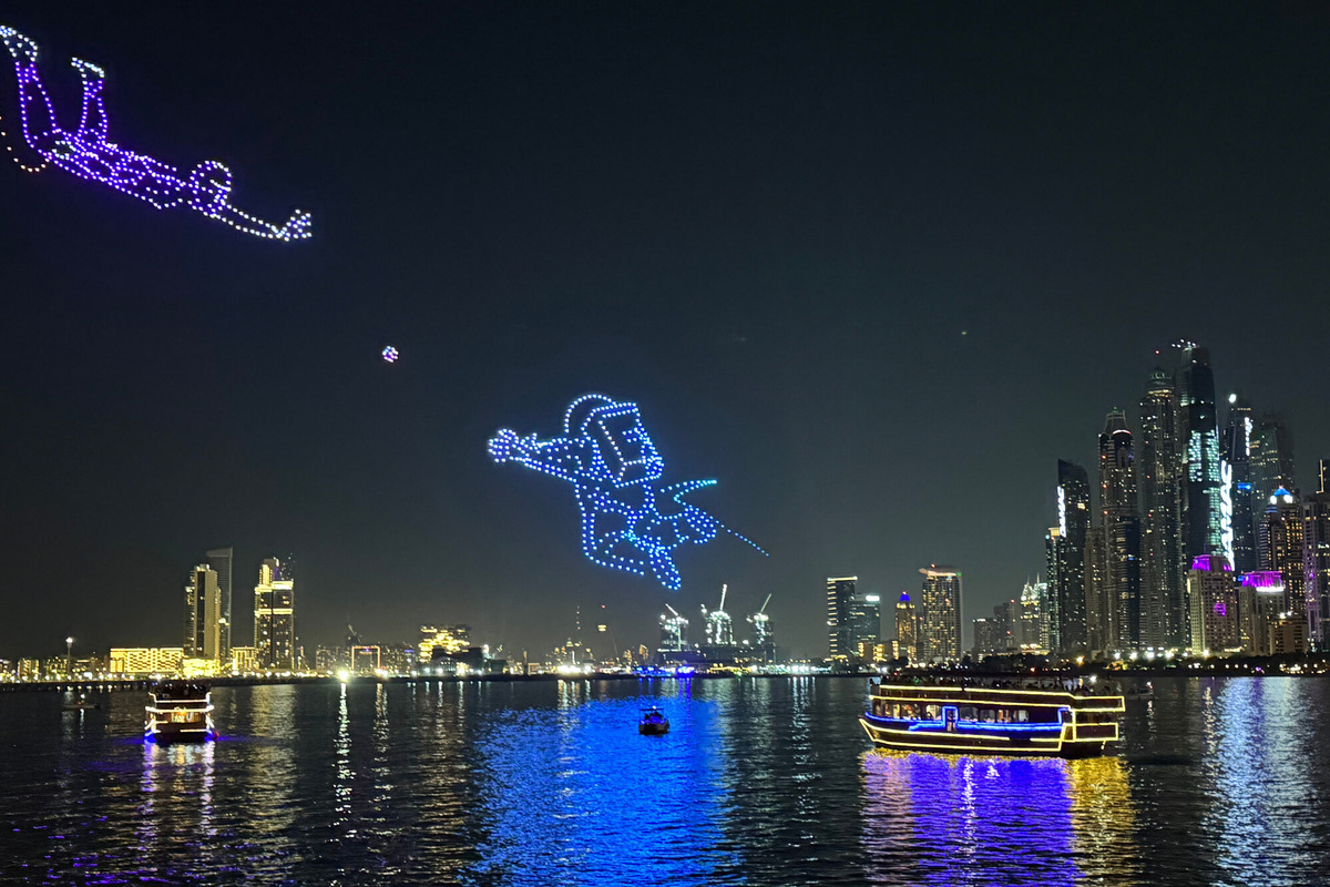 В этом году запланированы две программы выступлений: Dubai, City of Dreams («Дубай, город мечты»), в рамках которой зрителям покажут главные достопримечательности эмирата, и Celebrations («Праздник»), когда тысячи дронов нарисуют в небе причудливые фигуры. Фото: Shutterstock