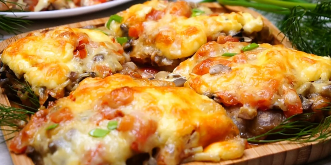 Как приготовить свинину по-французски: сочное и нежное мясо на праздничный стол