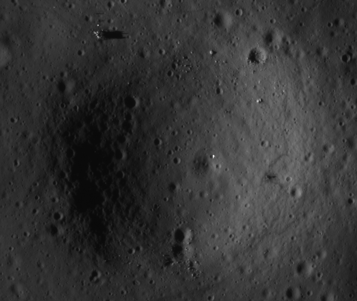 Место посадки «Аполлона‑12» в Океане Бурь, снятое орбитальным аппаратом Chandrayaan‑2 (ISRO). В кадре видны: посадочный модуль «Интрепид», следы посадки и автоматическая станция Surveyor‑3.