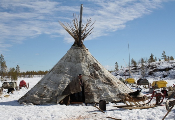 Чум. В этих жилищах традиционно живут ненцы, ханты, коми и энцы. Листайте.