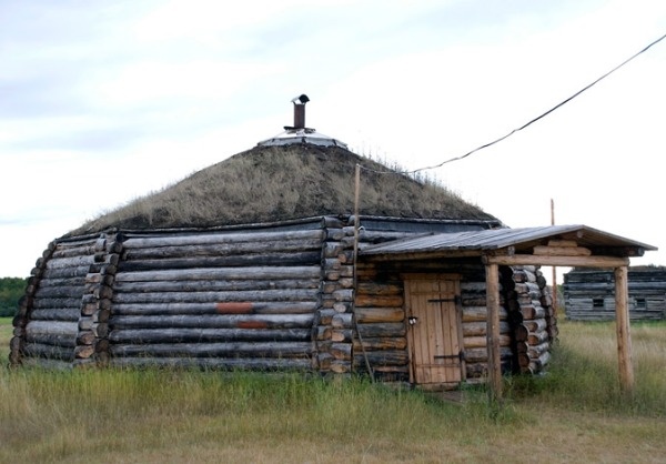 Балаган. В нем жили якуты в зимний период времени.