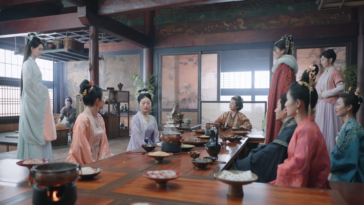 Это другой мир, другая культура. Завтрак семьи - у каждого строго отведенное место. Все сидят на почтенных растояниях друг от друга. Скриншот из китайского сериала «Светлый пепел Луны» дорама 2023 года. 