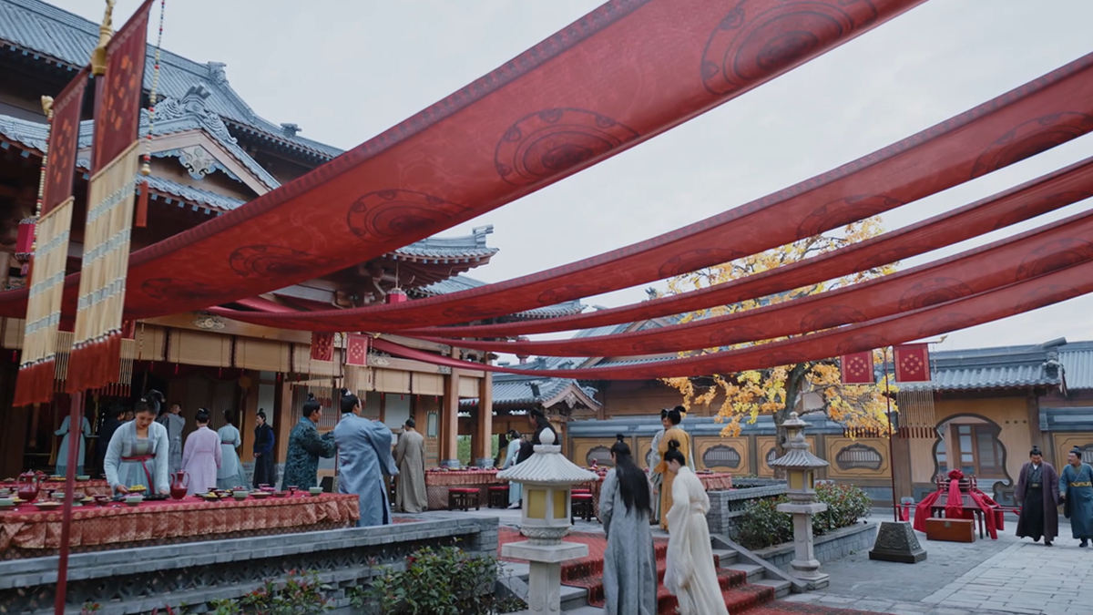 В праздники улицы и дома украшают красными лентами. Скриншот из китайского сериала «Светлый пепел Луны» дорама 2023 года.