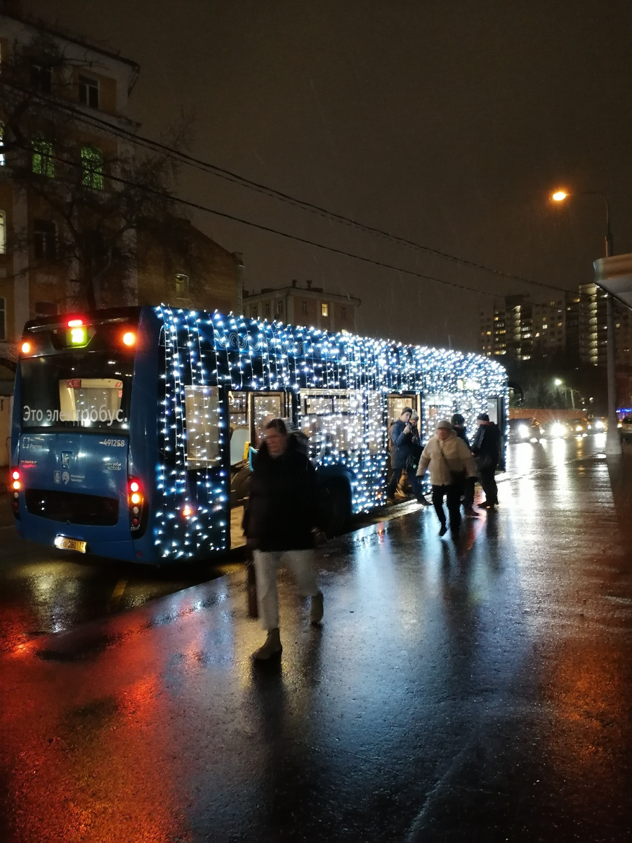 Новогодний электробус привез откуда-то людей...