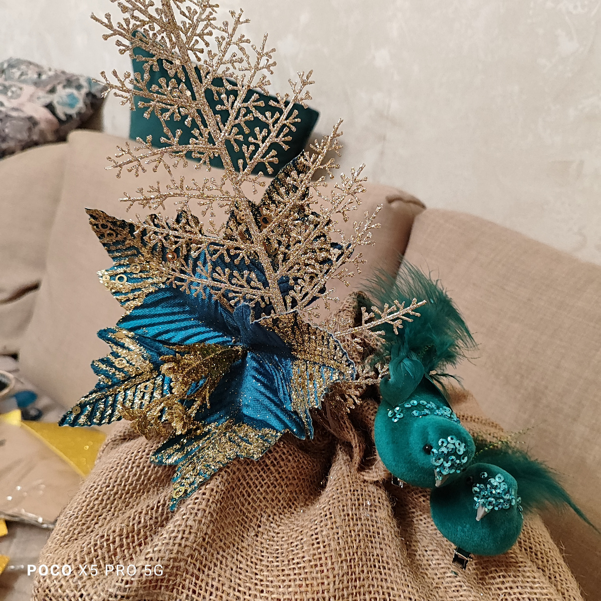 Весь декор мешка можно использовать потом для украшения ëлки. И мешок тоже пригодится) 