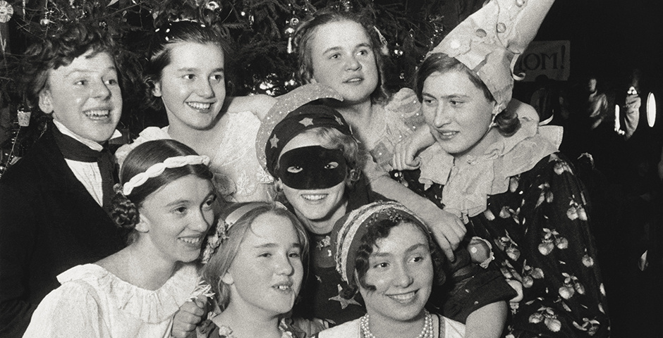 Празднование Нового года в московской школе № 204. Дети в карнавальных костюмах. Фото: Сергей Васин/Собрание МАММ