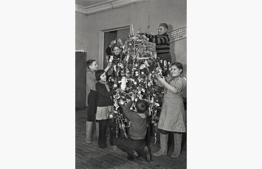 Детдом в Борках. Дети украшают елку. 1939 г. Фото: Сергей Васин/Собрание МАММ