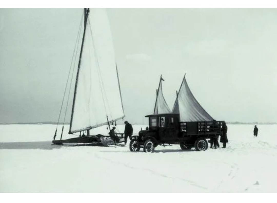 На фото можно сравнить размеры буера с грузовиком тех лет. 