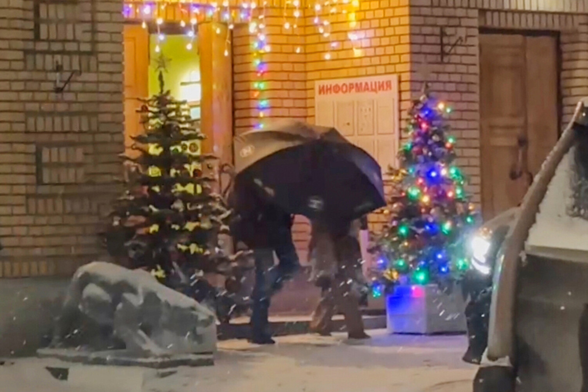 Предположительно, певица Лариса Долина покидает свою бывшую квартиру в Хамовниках после решения суда о ее выселении, 26 декабря 2025 года ©РИА Новости 