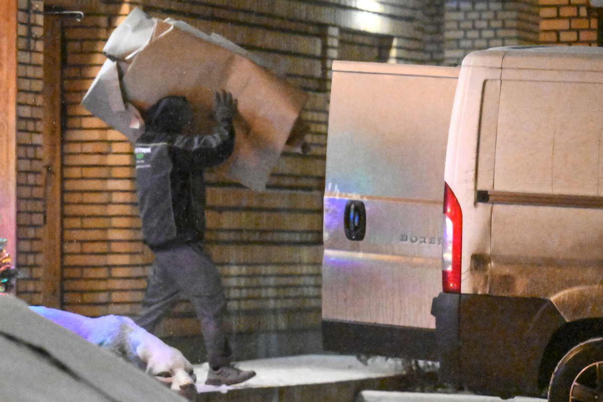 Предположительно, перевозка вещей певицы Ларисы Долиной из ее бывшей квартиры в Хамовниках после решения суда о выселении, 26 декабря 2025 года ©Юрий Кочетков/РИА Новости  📷