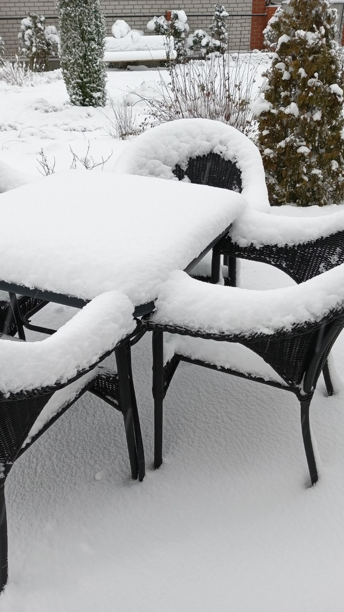 Во дворе всё засыпало