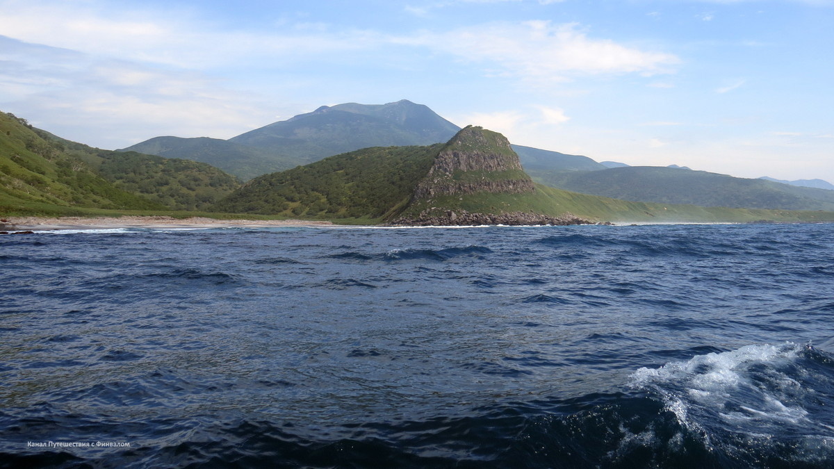 Бухта Садко. На заднем плане - вулкан Баранского.