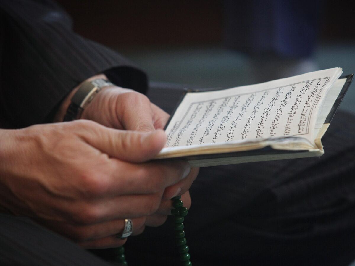    Книга в руках мусульманина | © РИА Новости / Денис Абрамов