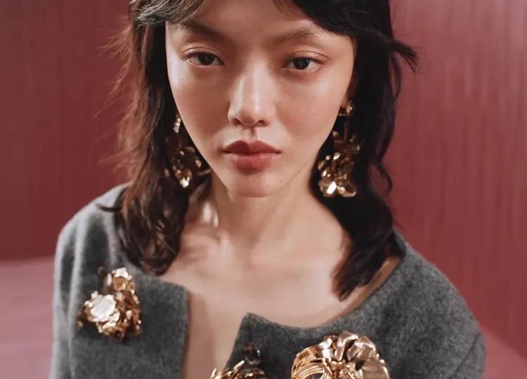 Как носить броши в 2026 году: 25 небанальных способов, которые выглядят современно