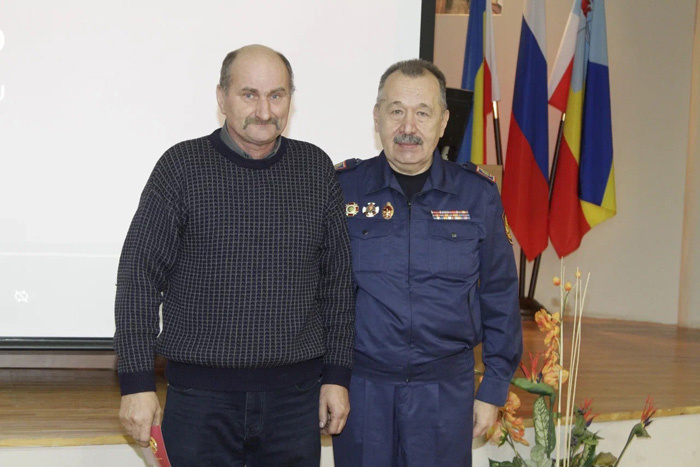    Председатель центрального совета ВДПО А. Г. Крылов наградил пожарного добровольца из Миллерово А. В. Лемешко Редакция газеты "Наш край"