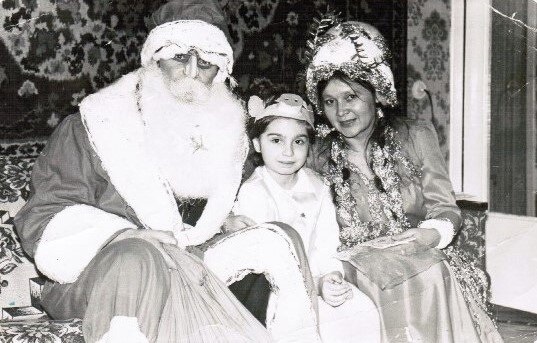 На этом фото мне почти 8 лет. Как раз тот Новый год, когда я уже точно знала, что Дед Мороз ненастоящий. 