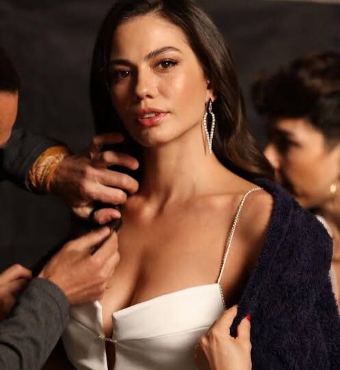 Демет Оздемир лично приехала за статуэткой "Лучшей актрисы" и покорила зал