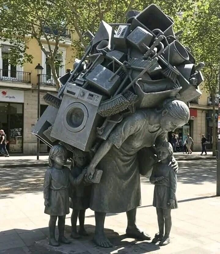 Памятник женщине, которая «ничего не делает дома». Только героиня повести еще и работает - причем на важной, на очень значимой для общества работе!!! И несет общественную нагрузку (эта нагрузка - просто повод для отдельного вопля ужаса). 