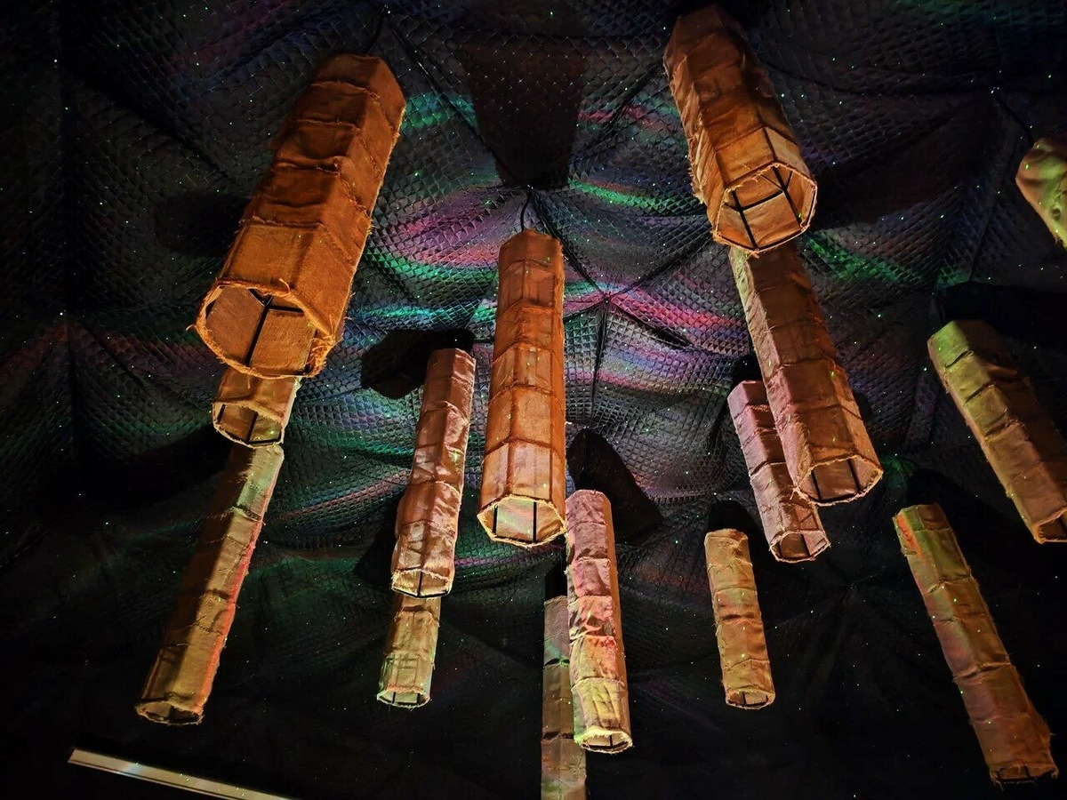 Снаружи ресторан напоминает эскимосское иглу, а внутри гостей встречают тёмные драпировки, имитация северного сияния и мягкий точечный свет над столиками — камерная, почти медитативная атмосфера. Фото: Homo sapiens / Яндекс Карты