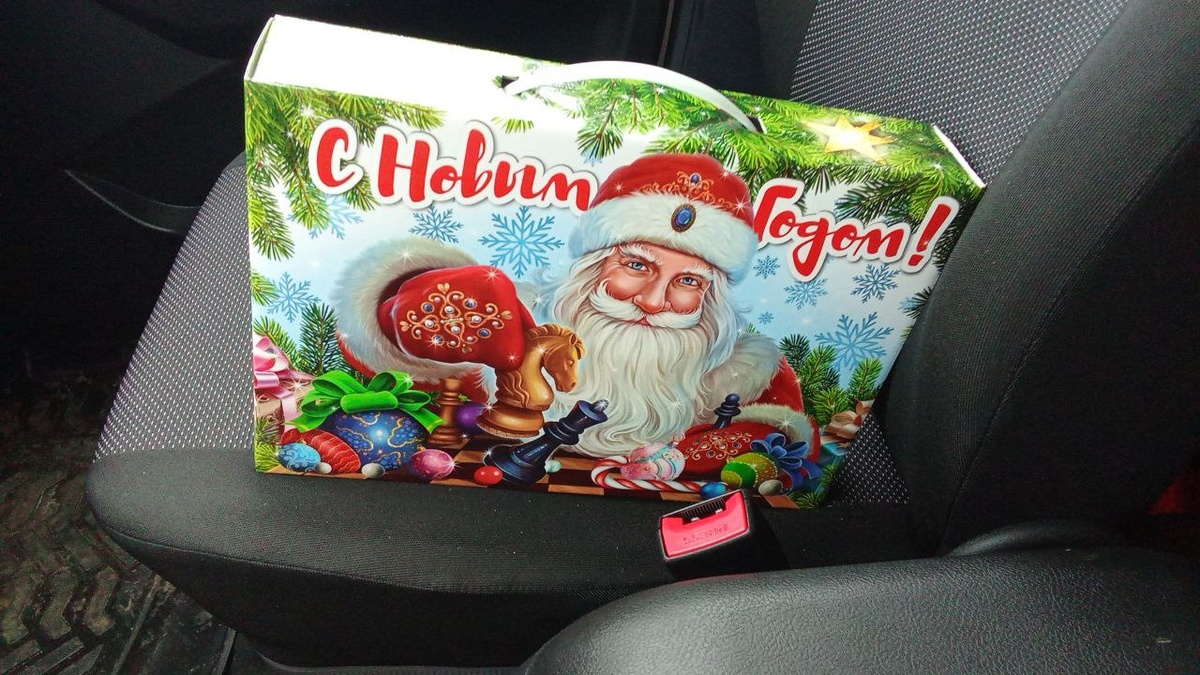 Яркий чемоданчик с ручкой (здесь и далее все фото сделаны автором статьи)