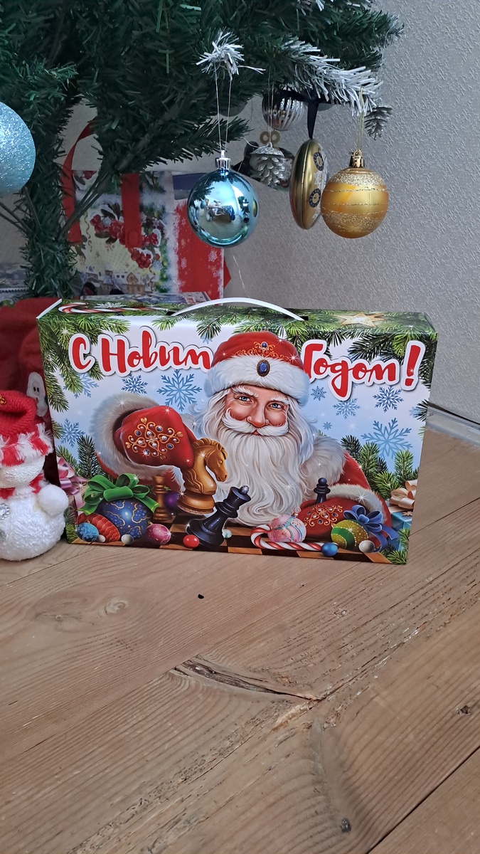 Под елочкой засняли😁