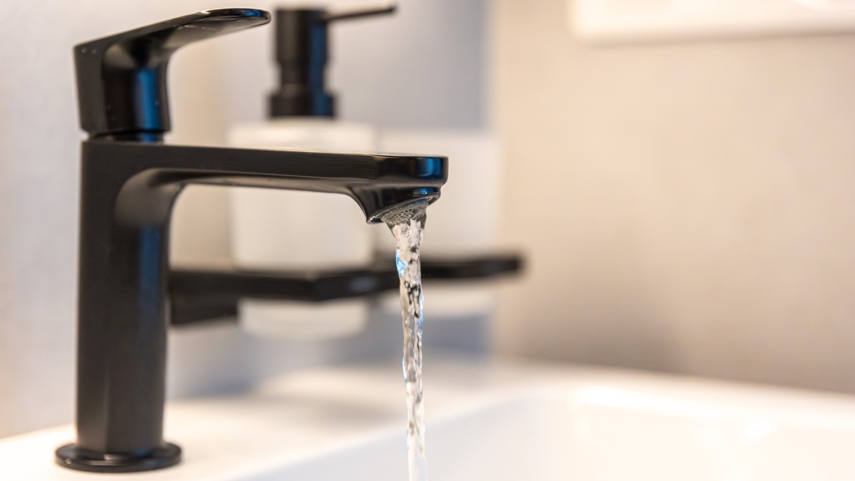    В поселке Октябрьское восстанавливают подачу воды в дома югорчан