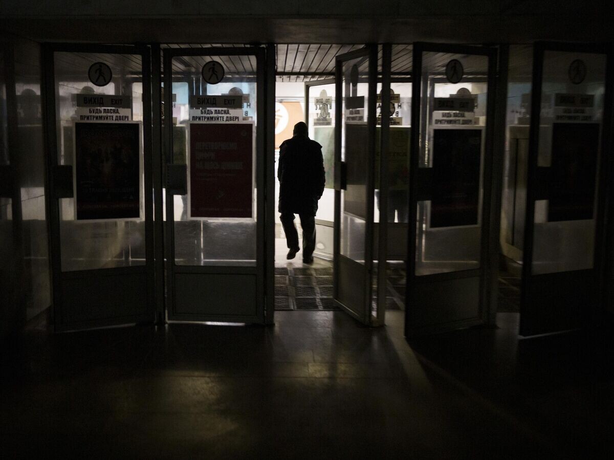    Мужчина на станции метро, ​​которую жители используют в качестве бомбоубежища в Киеве | © AP Photo / Felipe Dana
