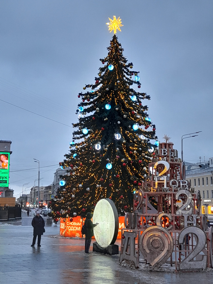 Ёлка у метро "Краснопресненская"