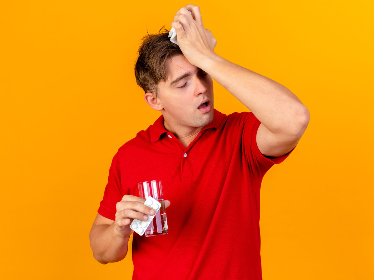 https://ru.freepik.com/free-photo/aching-young-handsome-blonde-ill-man-holding-pack-medical-tablets-glass-water-napkin-touching-head-having-headache-with-closed-eyes-isolated-orange-wall_13601683.htm#fromView=search&page=2&position=5&uuid=9807da27-8e6c-4d92-bdba-48a5f0dc6031&query=Похмелье
