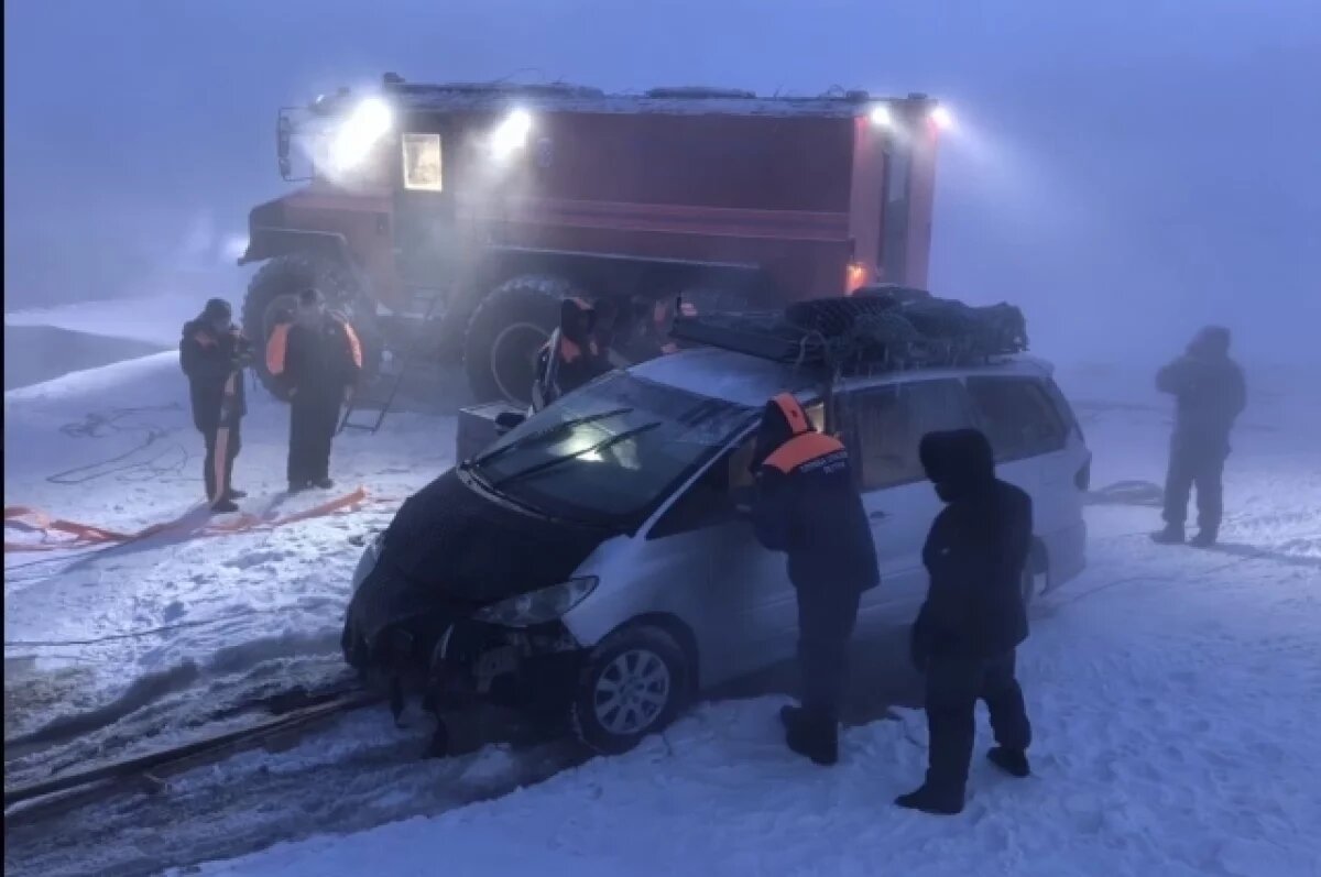    Спасатели достали тело ребенка из затонувшего в реке Лене автомобиля